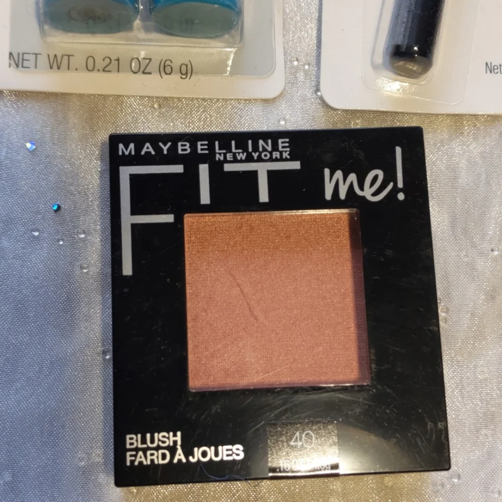 Lot of 4 make-up items